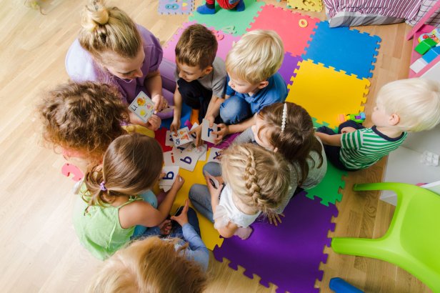 Spielende Kinder im Kindergarten Reinigung eines Kindergartens mit avitea Industrieservice