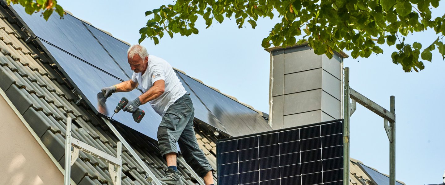 Installation eines Photovoltaik-Moduls Montage einer PV-Anlage