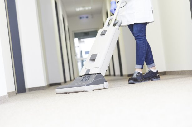 Bodenreinigung mit avitea Industrieservice Geräten