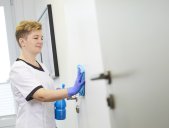 Reinigungsarbeiten im Büro von avitea Industrieservice