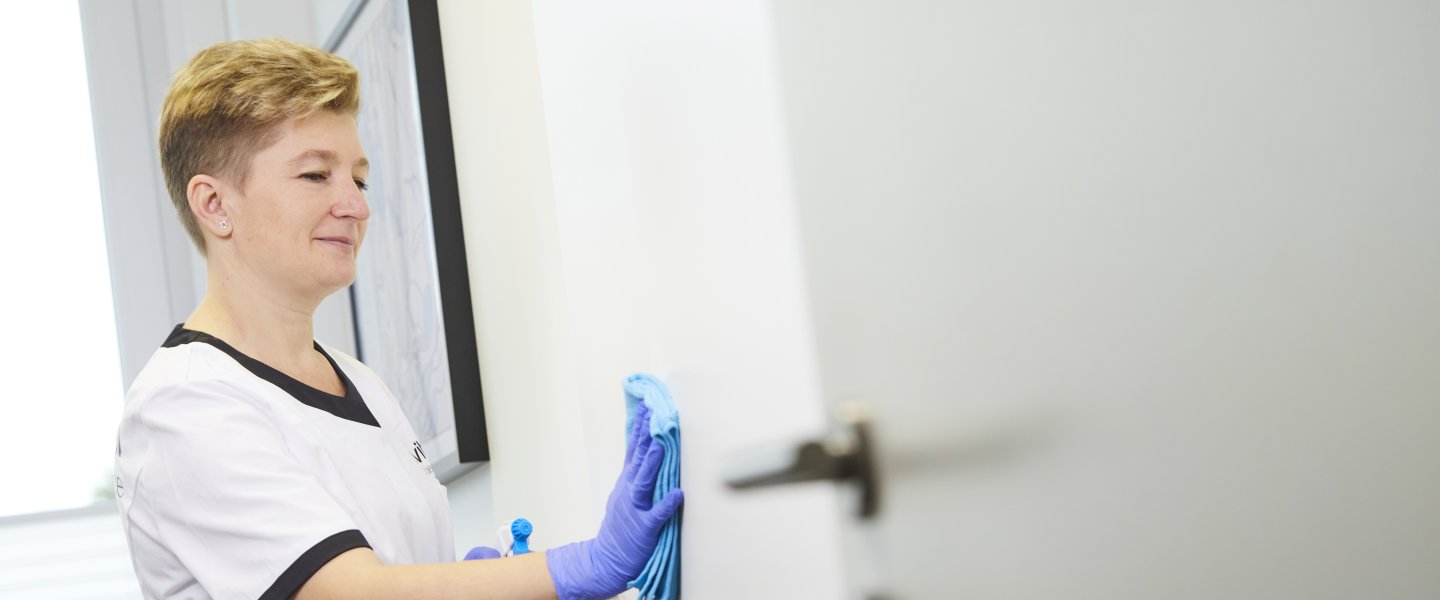 Reinigungsarbeiten im Büro von avitea Industrieservice