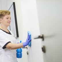 Reinigungsarbeiten im Büro von avitea Industrieservice