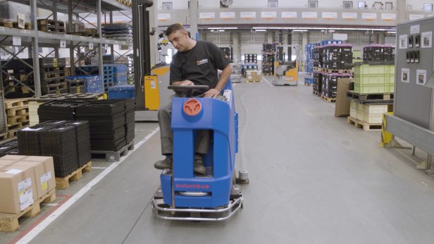 Industriereinigung im Lager von avitea Industrieservice