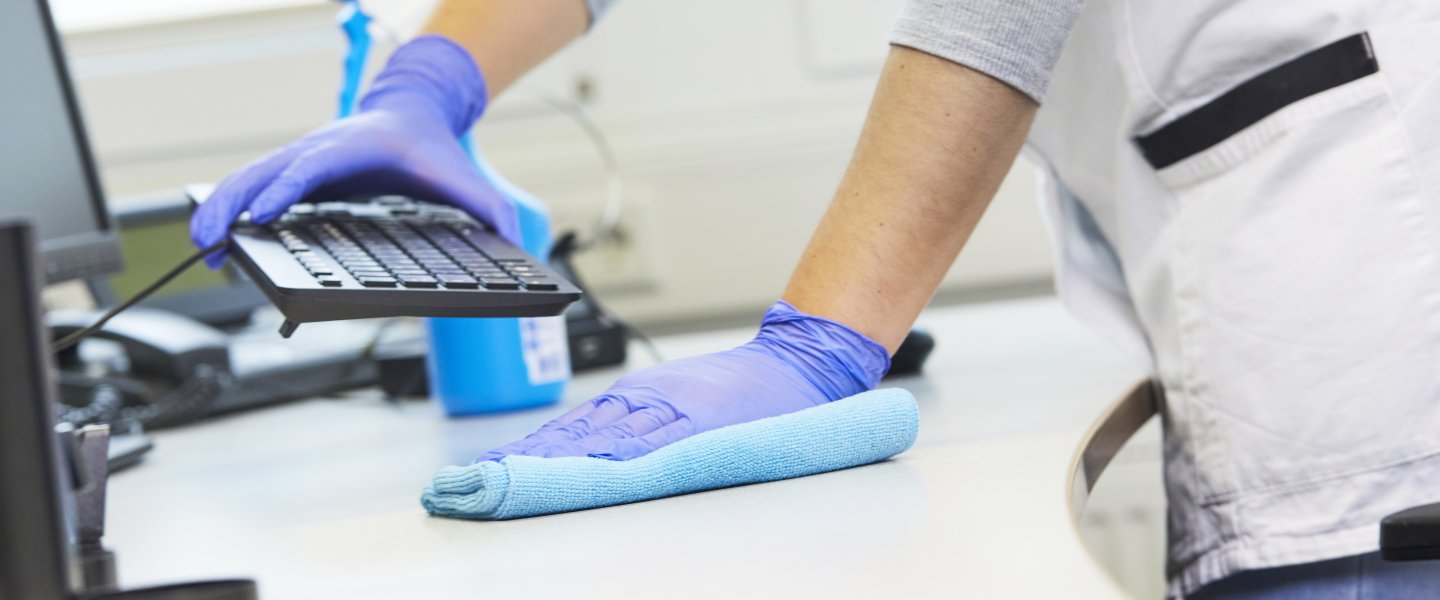 Reinigungsarbeiten von Arbeitsplätzen angeboten von avitea Industrieservice