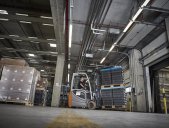 Staplerfahrer transportiert Palette mit Ware