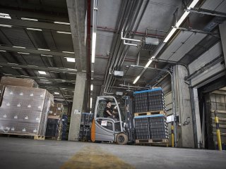 Staplerfahrer transportiert Palette mit Ware