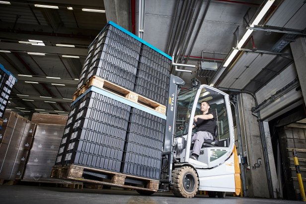 Mann auf Gabelstapler