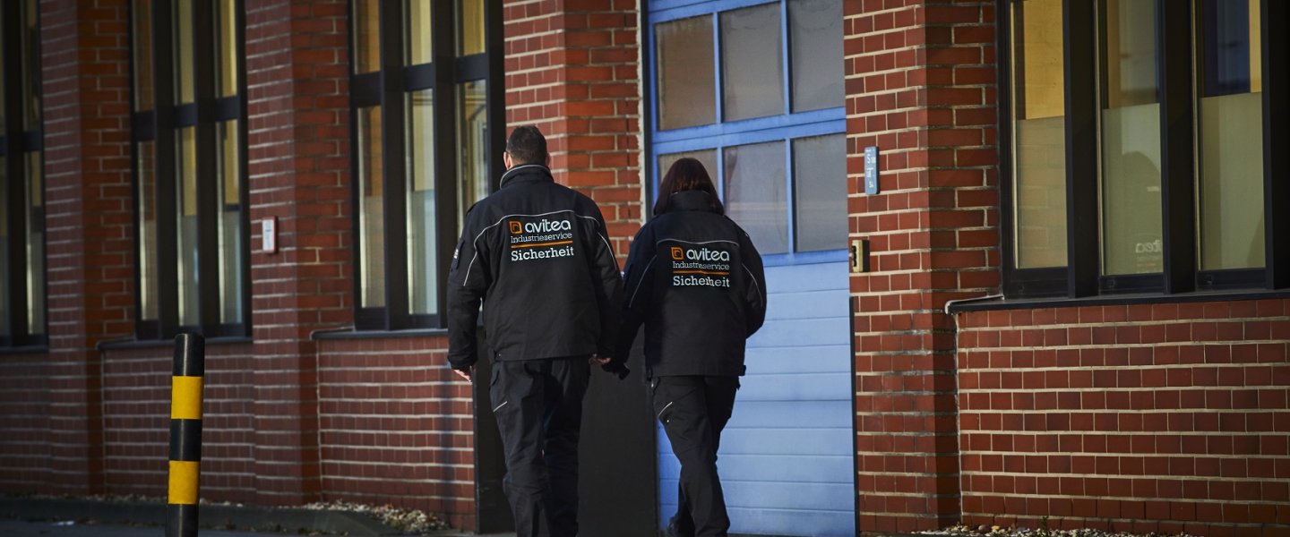 Mitarbeiter von avitea Industrieservice laufen Nachtrunde