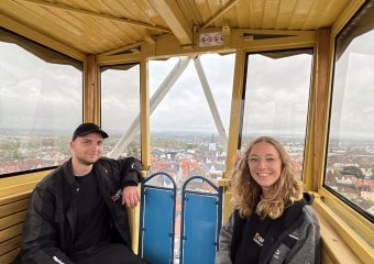 zwei Personen in einem Riesenrad