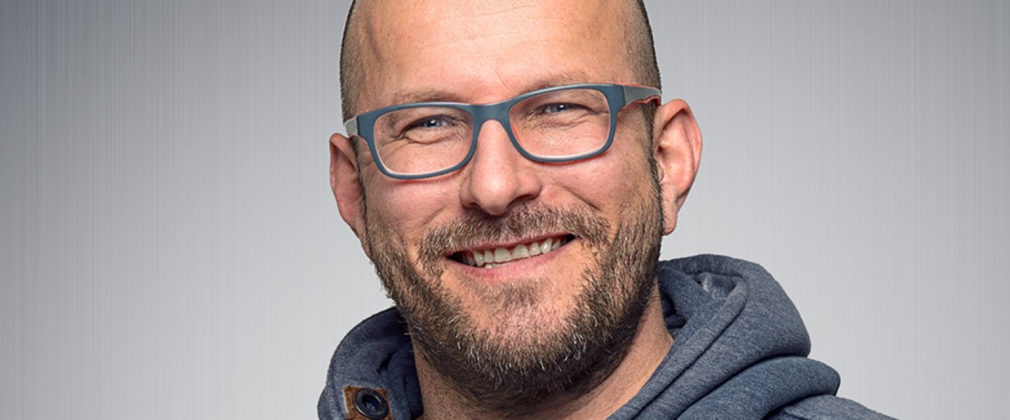 lächelnder Mann mit Brille