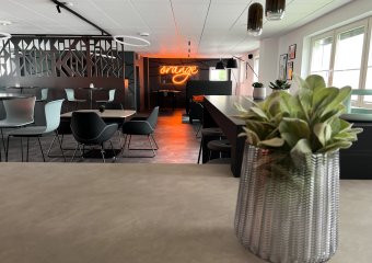 mitarbeiter, aufenthaltsraum, orange, lounge, pausenraum, space, küche, mittagspause, kicker, playstation