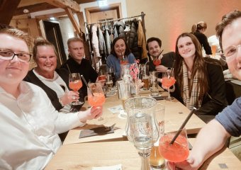 Absolventen, Ausbildung, Azubi, Auszubildende, Student, Studium, duales Studium, Abendessen, Feier