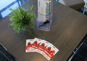 MediaMarkt Gutscheine auf Tisch für Mitarbeiter werben Mitarbeiter