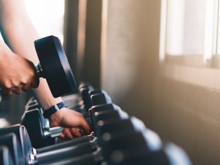 Kooperation mit Fitnessstudios Person beim Training im Fitnesstudio