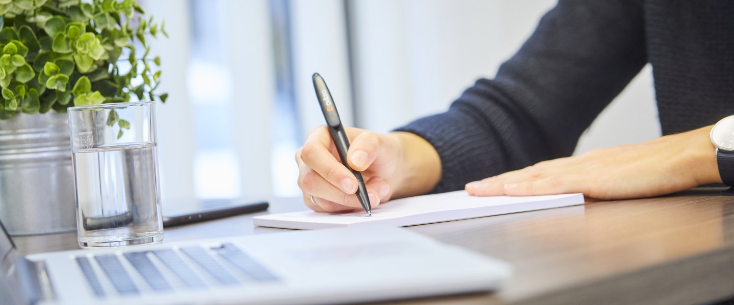 Notiz Person macht Notizen auf Blog