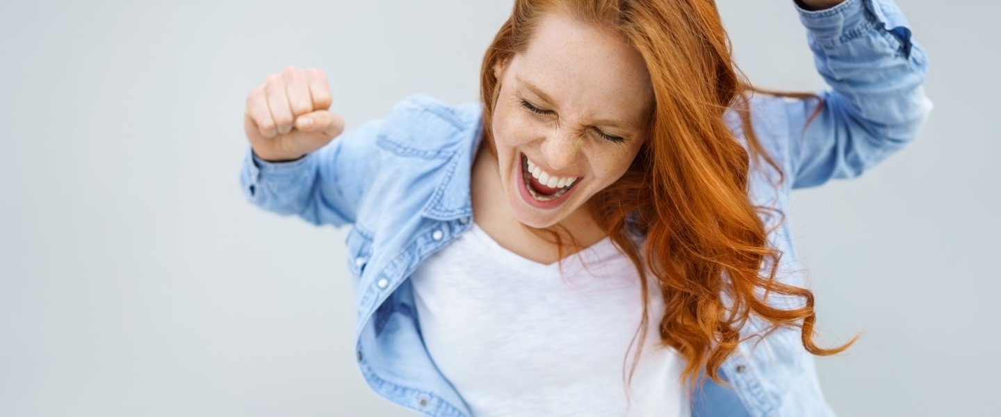 jubelnde Frau durch erfolgreiche Jobsuche