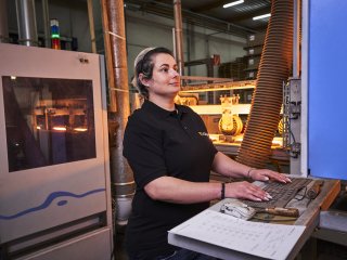 Gewerbliche Mitarbeiterin bei avitea Gewerbliche Mitarbeiterin bei avitea in der Produktionshalle